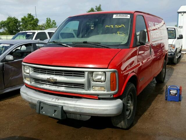 1GCGG25R211161281 - 2001 CHEVROLET EXPRESS G2 RED photo 2