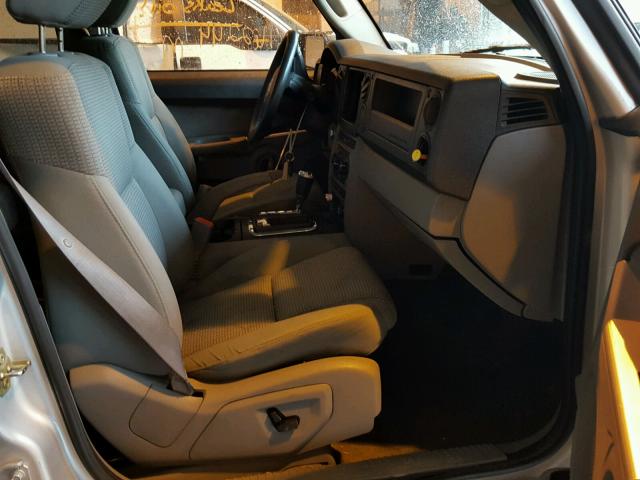 1J8HG48N26C157826 - 2006 JEEP COMMANDER SILVER photo 5