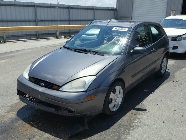 3FAFP31Z14R114279 - 2004 FORD FOCUS ZX3 GRAY photo 2