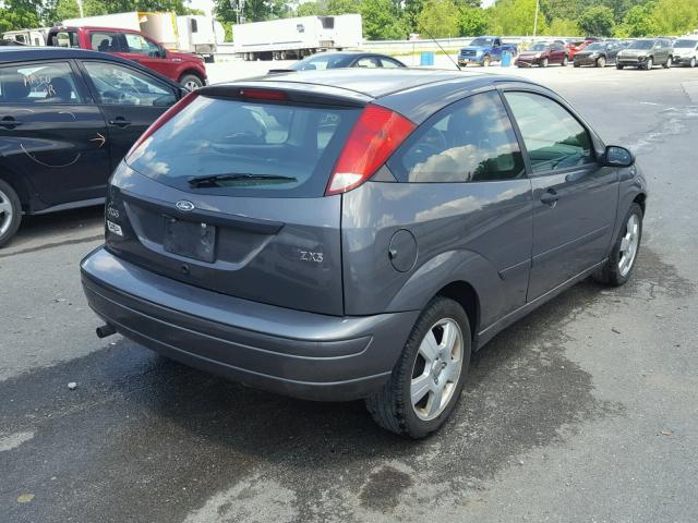 3FAFP31Z14R114279 - 2004 FORD FOCUS ZX3 GRAY photo 4