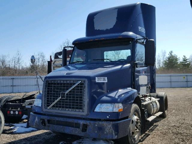 4V4M19GF25N383516 - 2005 VOLVO VN VNM BLUE photo 2