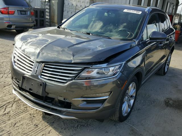 5LMCJ2C95HUL22436 - 2017 LINCOLN MKC SELECT GRAY photo 2