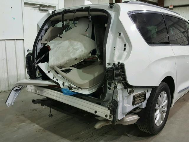 2C4RC1BG4HR720627 - 2017 CHRYSLER PACIFICA T WHITE photo 9