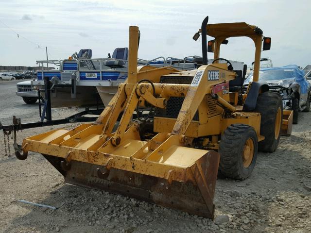 T0210LE880652 - 2000 JOHN DEERE TRACTOR YELLOW photo 2