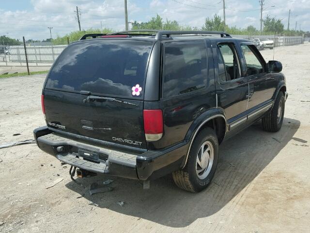 1GNDT13W112222476 - 2001 CHEVROLET BLAZER BLACK photo 4