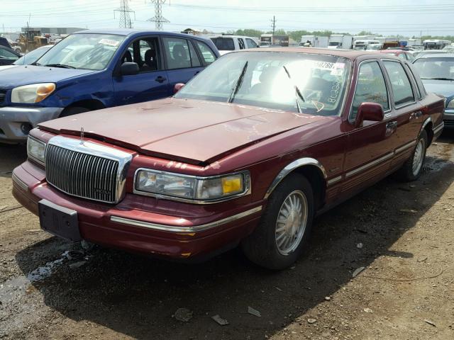 1LNLM82W5VY723168 - 1997 LINCOLN TOWN CAR S BURGUNDY photo 2