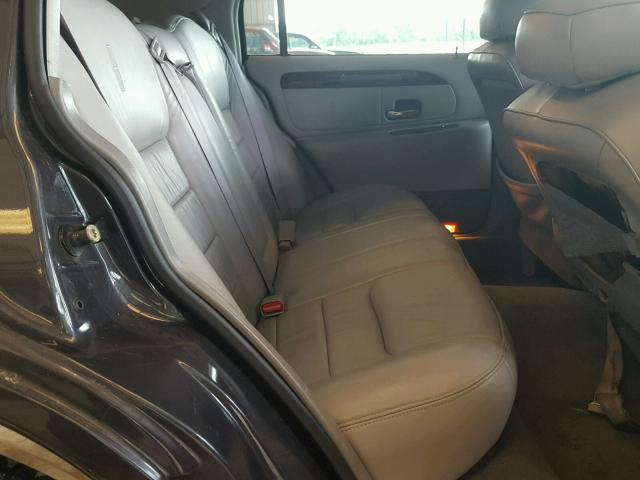 1LNHM82W7YY766243 - 2000 LINCOLN TOWN CAR S GRAY photo 6