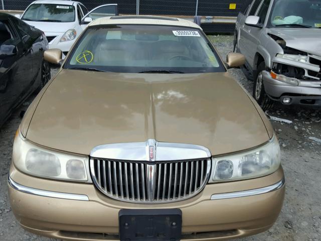 1LNFM82W5WY629225 - 1998 LINCOLN TOWN CAR S GOLD photo 9