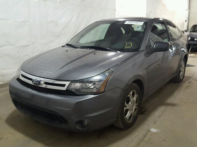 1FAHP3CN8AW213791 - 2010 FORD FOCUS SE GRAY photo 2