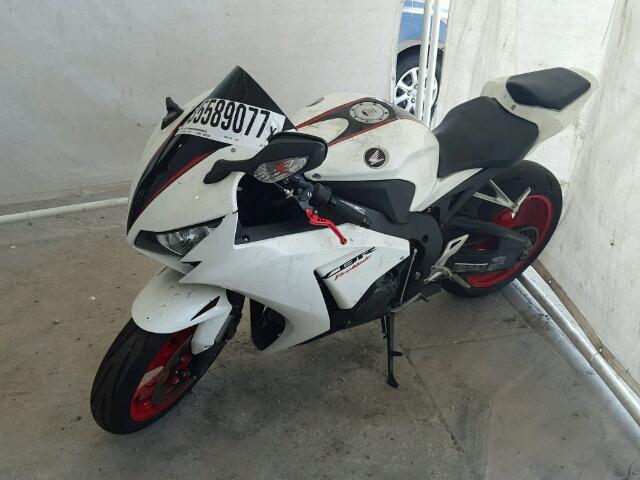 JH2SC5905CK400944 - 2012 HONDA CBR1000 RR WHITE photo 2