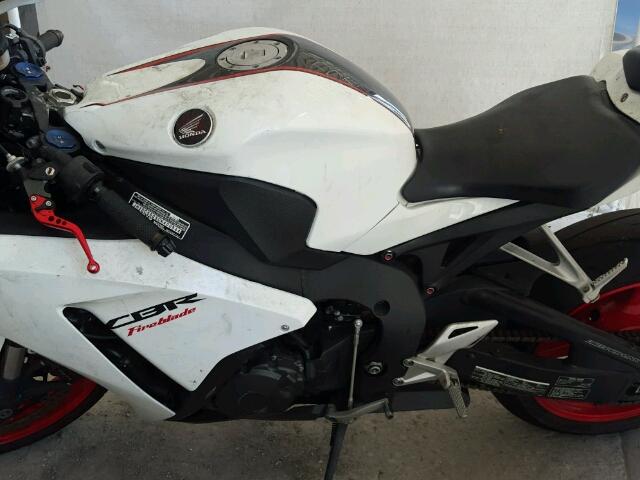 JH2SC5905CK400944 - 2012 HONDA CBR1000 RR WHITE photo 9