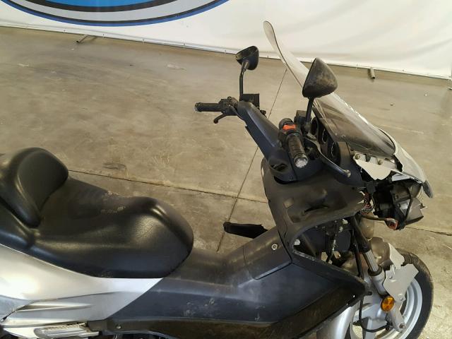 JH2MF06111K000277 - 2001 HONDA NSS250 SILVER photo 5