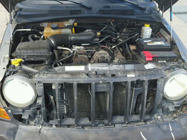 1J4GK38K25W516553 - 2005 JEEP LIBERTY RE BEIGE photo 7