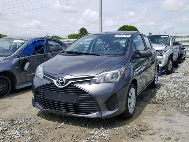 VNKKTUD33HA080211 - 2017 TOYOTA YARIS L GRAY photo 2