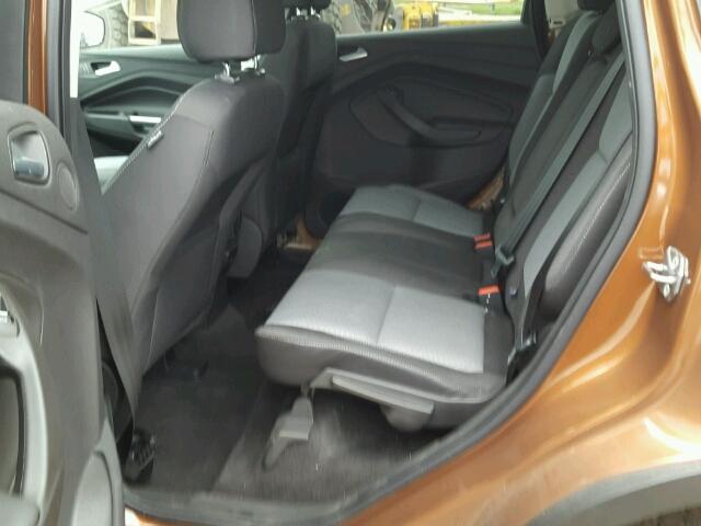 1FMCU0GD4HUD07987 - 2017 FORD ESCAPE SE 棕色 照片 6