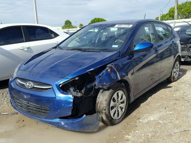 KMHCT5AE5HU304744 - 2017 HYUNDAI ACCENT SE BLUE photo 2