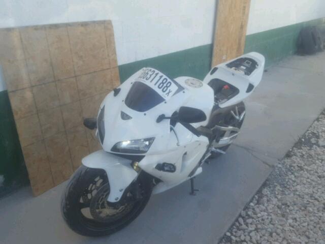 JH2PC37096M307690 - 2006 HONDA CBR600 RR WHITE photo 2