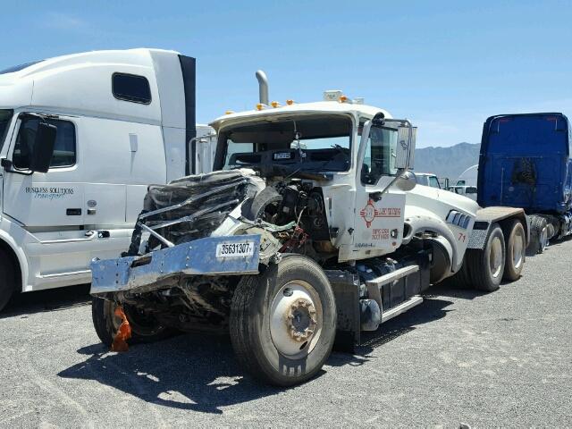 1M2AX09Y5DM016178 - 2013 MACK 700 GU700 WHITE photo 2