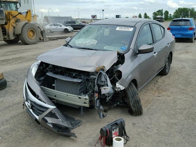 3N1CN7AP9HL811851 - 2017 NISSAN VERSA S BROWN photo 2