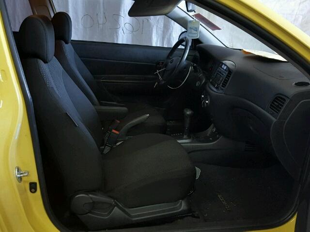 KMHCN36C79U124298 - 2009 HYUNDAI ACCENT SE YELLOW photo 5