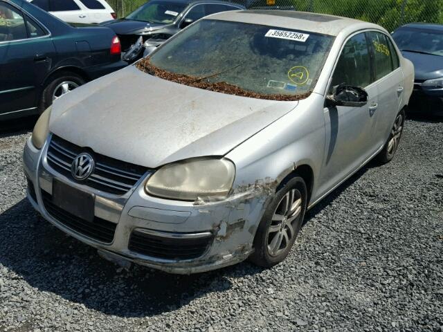 3VWSG71K65M628966 - 2005 VOLKSWAGEN NEW JETTA SILVER photo 2