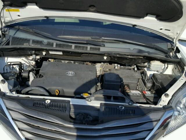 5TDYK3DC7CS204086 - 2012 TOYOTA SIENNA XLE WHITE photo 7