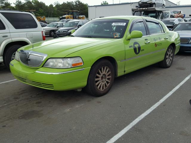 1LNHM82W26Y624170 - 2006 LINCOLN TOWN CAR S GREEN photo 2