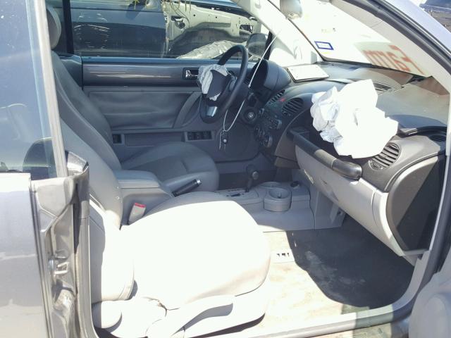 3VWCM31Y55M313392 - 2005 VOLKSWAGEN NEW BEETLE ნაცრისფერი ფოტო 5