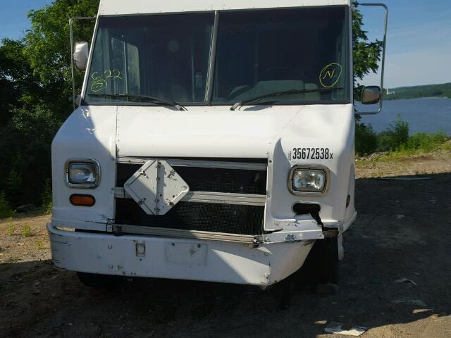 4UZAANBW31CH52855 - 2001 FREIGHTLINER CHASSIS M WHITE photo 10