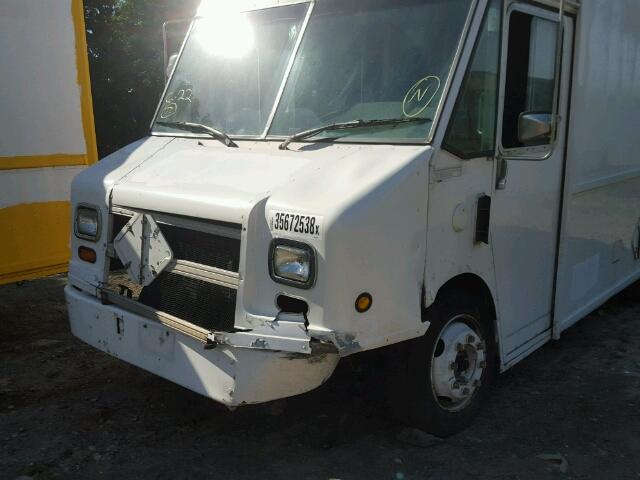 4UZAANBW31CH52855 - 2001 FREIGHTLINER CHASSIS M WHITE photo 9