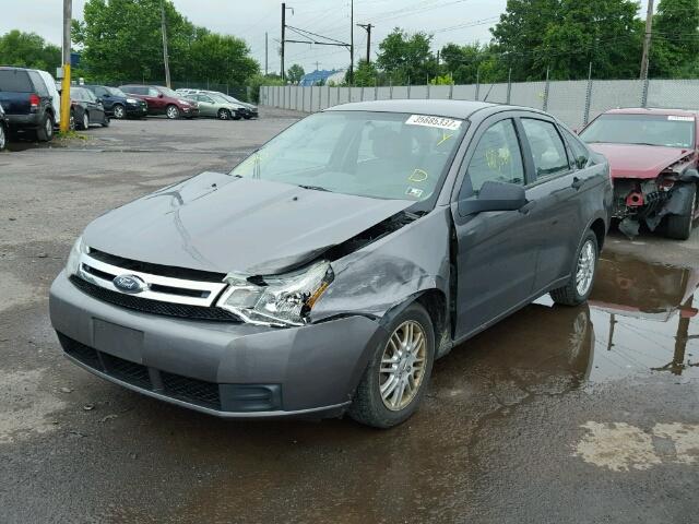 1FAHP35N49W262236 - 2009 FORD FOCUS SE GRAY photo 2