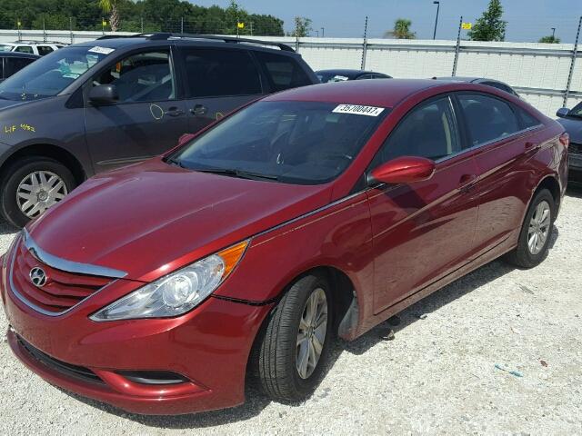 5NPEB4AC0BH004653 - 2011 HYUNDAI SONATA GLS RED photo 2