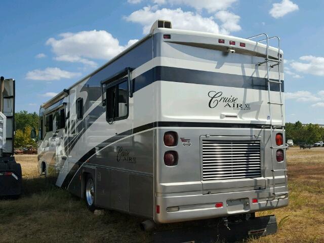 4UZAAHAK33CL73855 - 2003 FREIGHTLINER CHASSIS WHITE photo 3