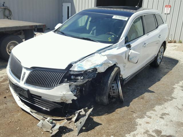 2LMHJ5AT1EBL55044 - 2014 LINCOLN MKT WHITE photo 2