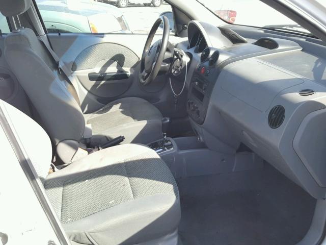 KL1TJ52674B240706 - 2004 CHEVROLET AVEO LS WHITE photo 5