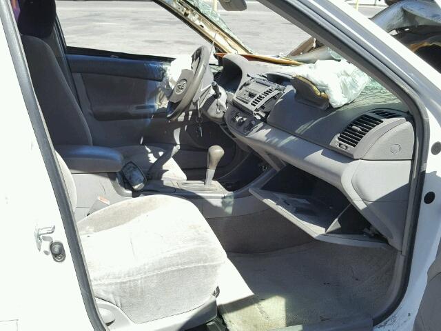 JTDBE32K420013086 - 2002 TOYOTA CAMRY LE თეთრი ფოტო 5