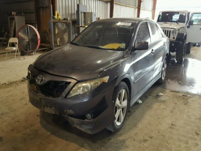 4T1BF3EKXAU010141 - 2010 TOYOTA CAMRY BASE GRAY photo 2