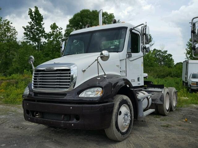 1FUJF0CV46LV76376 - 2006 FREIGHTLINER COLUMBIA 1 WHITE photo 2