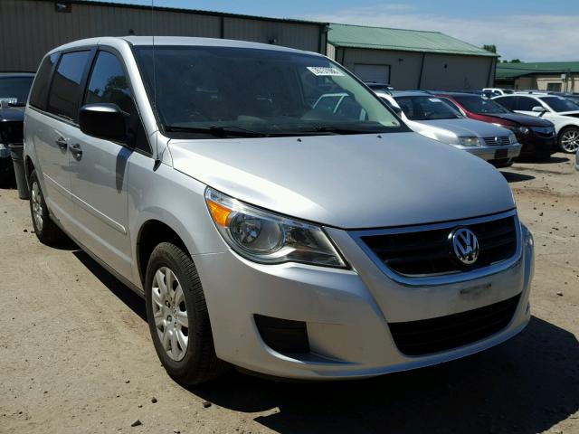 2V4RW4D14AR407672 - 2010 VOLKSWAGEN ROUTAN S SILVER photo 1