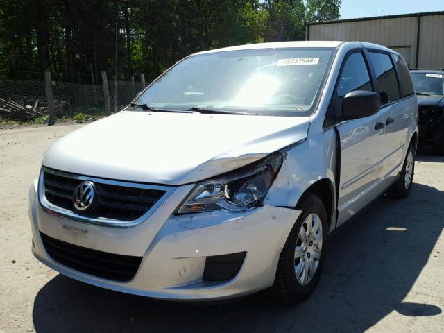 2V4RW4D14AR407672 - 2010 VOLKSWAGEN ROUTAN S SILVER photo 2