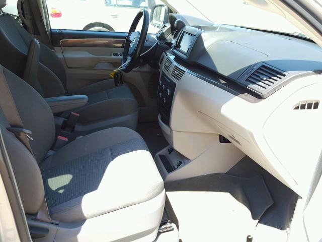 2V4RW4D14AR407672 - 2010 VOLKSWAGEN ROUTAN S SILVER photo 5