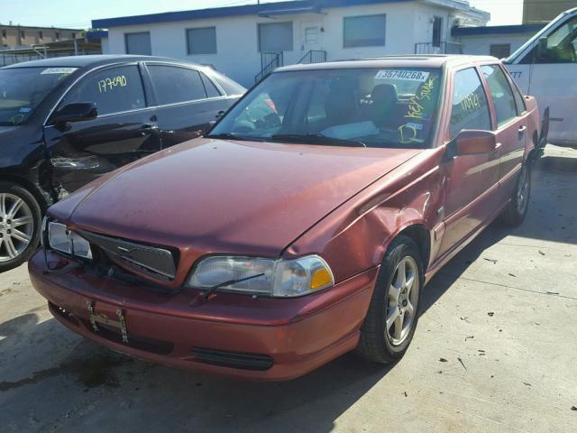 YV1LS567XW2479804 - 1998 VOLVO S70 GLT RED photo 2