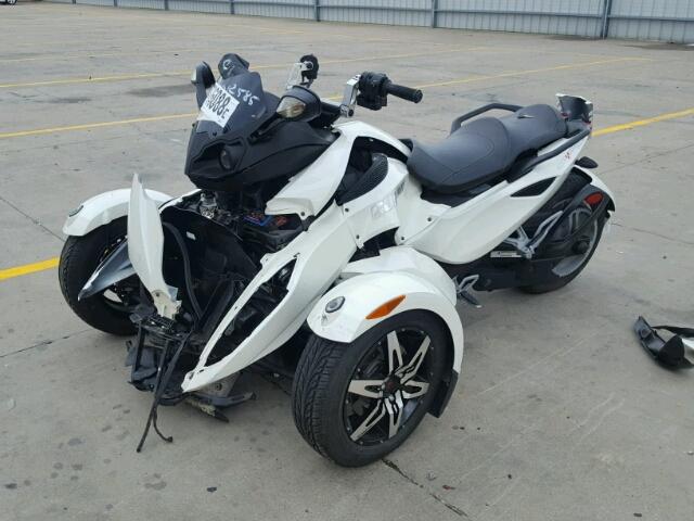 2BXJAEC15AV000450 - 2010 CAN-AM SPYDER ROA WHITE photo 2