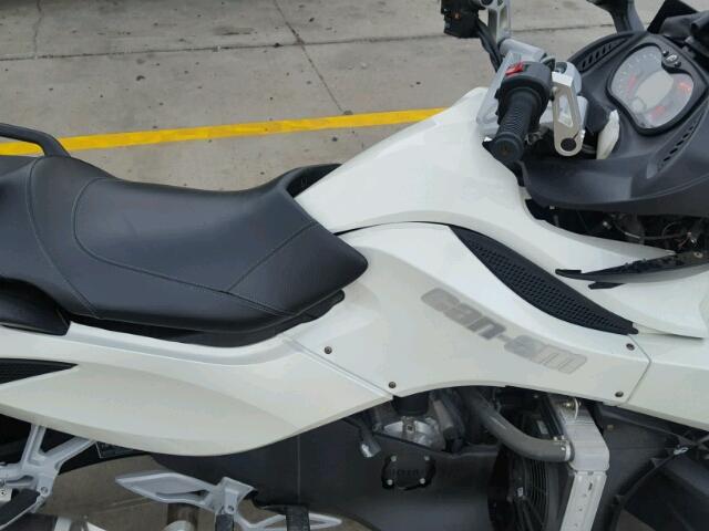 2BXJAEC15AV000450 - 2010 CAN-AM SPYDER ROA WHITE photo 5