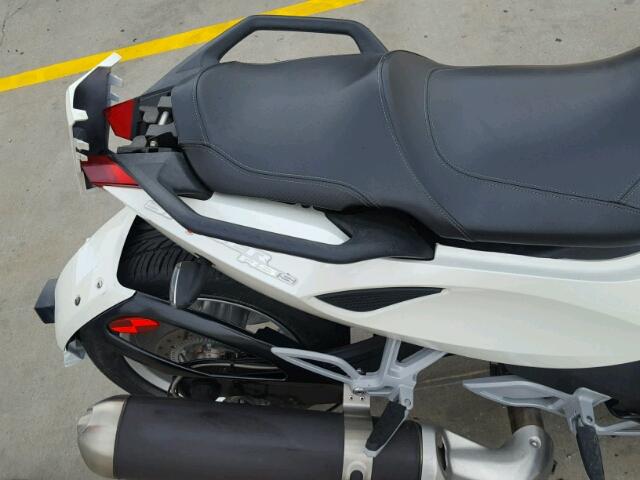 2BXJAEC15AV000450 - 2010 CAN-AM SPYDER ROA WHITE photo 6