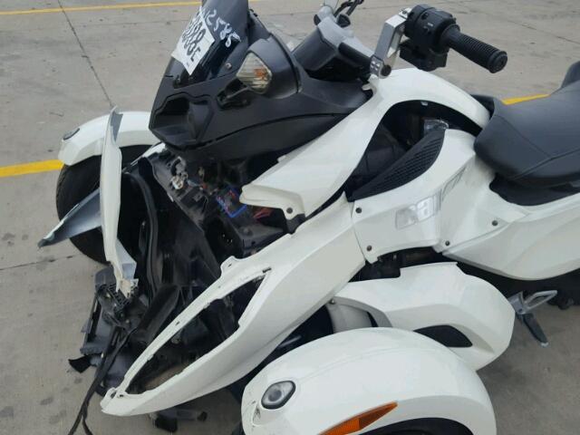 2BXJAEC15AV000450 - 2010 CAN-AM SPYDER ROA WHITE photo 9