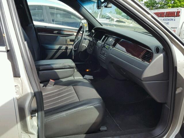 1LNHM81V36Y613588 - 2006 LINCOLN TOWN CAR S GRAY photo 5