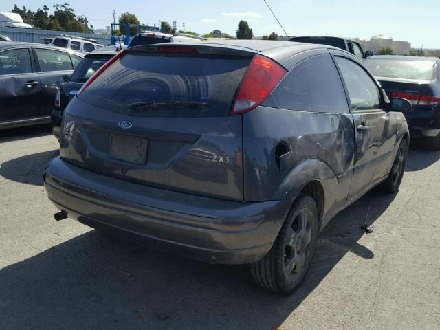 3FAFP31Z63R189767 - 2003 FORD FOCUS ZX3 GRAY photo 4