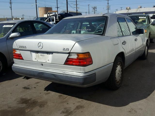 WDBEA28E6PB988087 - 1993 MERCEDES-BENZ 300 E 2.8 SILVER photo 4