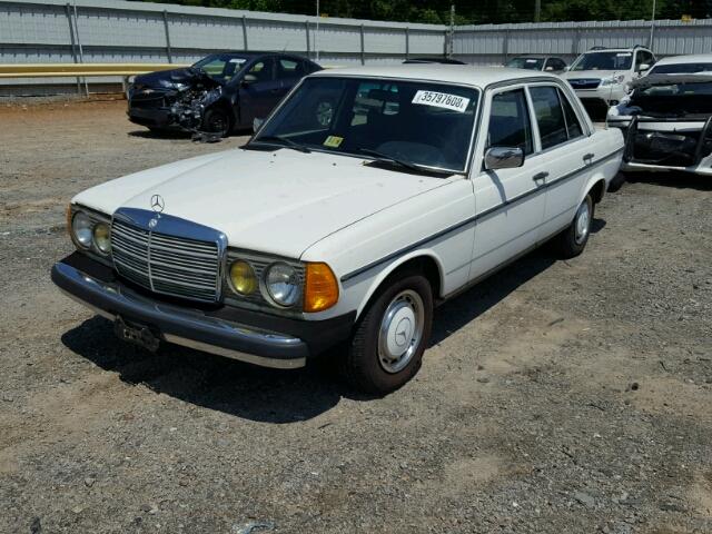 12312310019585 - 1977 MERCEDES-BENZ 240 D WHITE photo 2